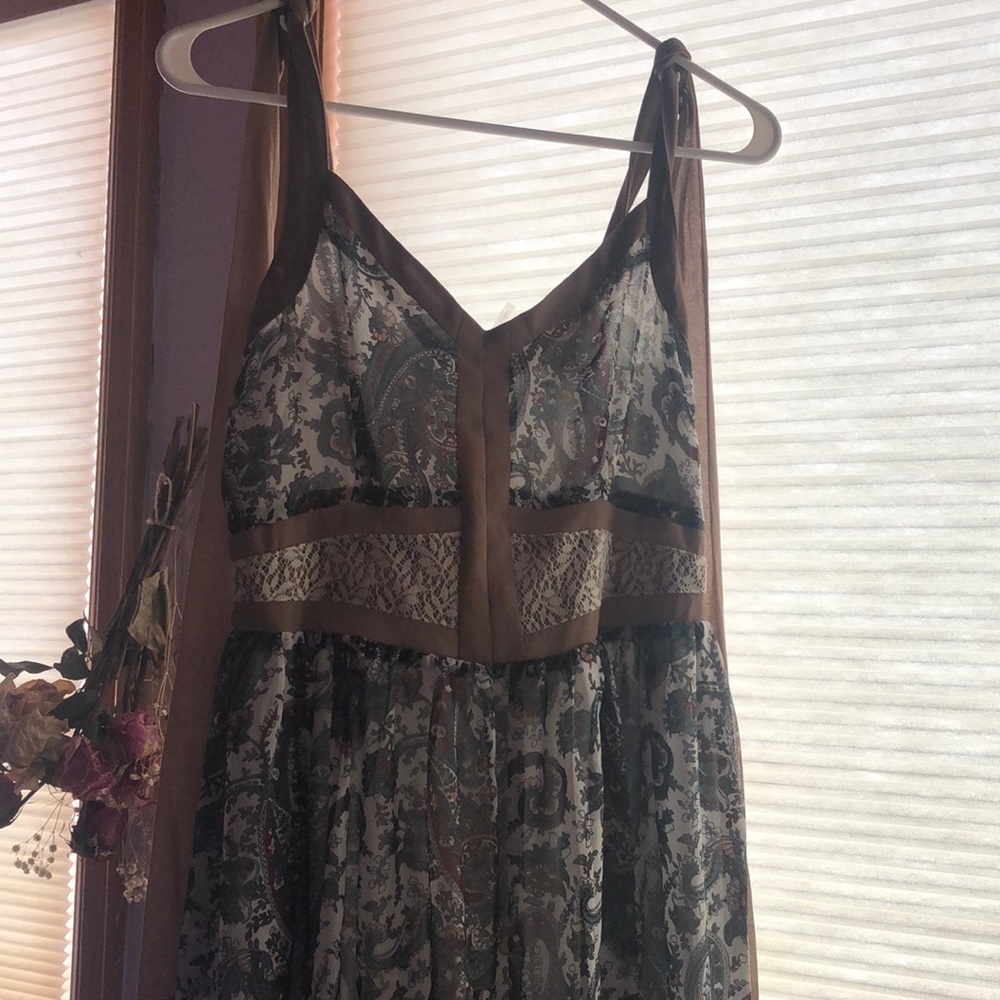 Maxi dress with pattern and lace